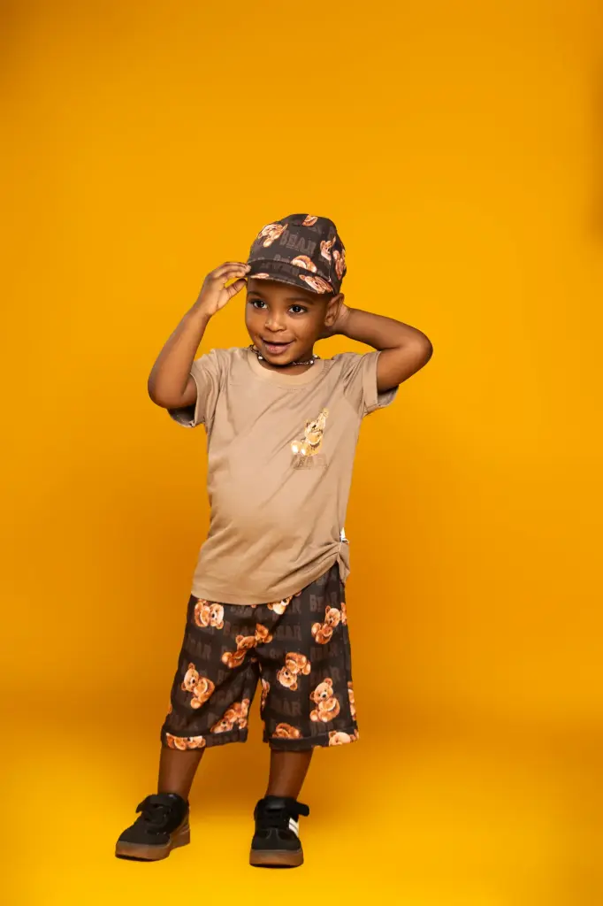 ENSEMBLE SHORT MARRON-TSHIRT MARRON MOTIF OURS AVEC CASQUETTE